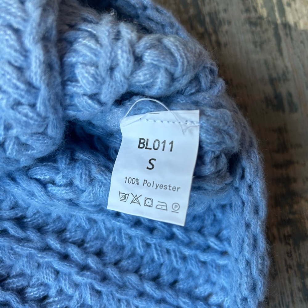 Cropped cute blue knit sweater gold accent buttons Small excellent condition - Picture 7 of 8